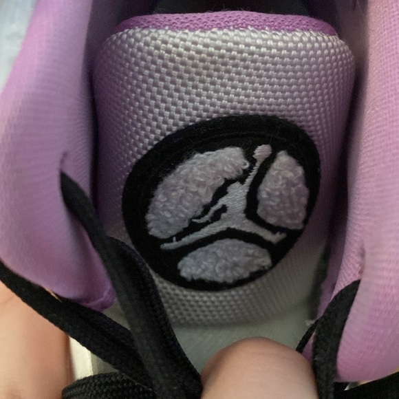 Jordan Women’s Purple and White Sneakers Size 5.5 - Picture 6 of 9